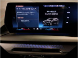 【ⅰドライブナビゲーション】文字情報も鮮明に表示する高解像度カラーディスプレイを採用。視認性に優れた地図デザインと特徴的な建造物を目印にした描写表示で現在位置を把握できます。地図データの更新も可能です