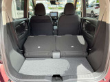 後席を両方倒していただくと、軽自動車でも大きな荷物を積み込んでいただくことが可能です!開口部が広く、背が高いので27インチの自転車も積み込みやすくなっていますよ!