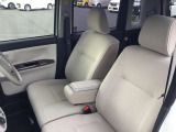 運転席&助手席。ベンチシートで左右の行き来も楽ちん。