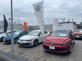 認定中古車展示場には常時20台前後の中古車が展示中です。