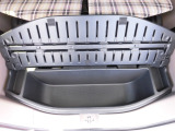 荷室には床下収納もあります。置き傘や洗車用品などを収納すれば、荷室はスッキリです。