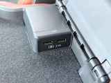 USB端子が差し込めるようになっています!ケーブルを接続することで車内でスマートフォン等の充電が可能に!