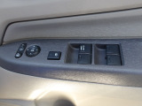 運転席のスイッチで全てのウィンドウの開閉操作を行うことができます。ロックボタンをONにしておくと、運転席以外のウィンドウは作動しないのでお子様を乗せているときなども安心ですね♪