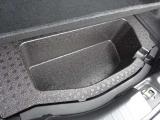 フロアの下にも荷物などを収納できるサブトランクも備えています。荷室内で散らかりがちな荷物を整理整頓なんてのもイイですね♪