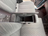運転席アームレストです