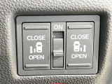 運転席からワンタッチでスライドドアの開閉が可能、便利なオ-トスライドドアスイッチ付
