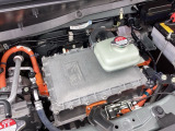 ボンネット内は電気自動車を走行させるためのパワートレインがあります。もちろんきれいにクリーニング済です