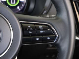 【マツダ・レーダー・クルーズ・コントロール】センサーが前方車を検知し、運転者がアクセルペダルやブレーキペダルを踏まなくても、設定した速度での走行や、前方車との車間距離を一定に保つ追従走行ができます。