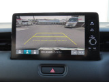 後退時に車両の後ろ側をモニター画面に表示します。車庫入れなどでバックする際に後方確認ができて便利です。車庫入れが苦手な人もこれで安心。