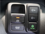 【電動パーキングブレーキ】かんたん操作のパーキングブレーキ。【オートブレーキホールド機能】停車中にブレーキペダルから足を離しても、停車状態が続きます。アクセルオンで自動解除。