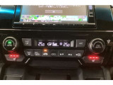 【左右独立オートエアコン】左右席で独立温度コントロールが可能です。運転席はキンキンに冷やして助手席はマイルドにと言った設定が可能です☆暑さ寒さでケンカすることもなくなりますね♪