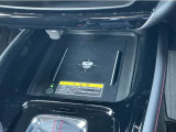 置くだけで、充電できる!ワイヤレス充電対応のスマートフォンを置くだけで充電が可能。ケーブルをつなぐ煩わしさがありません。