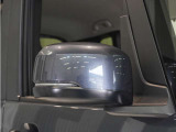 【ドアミラーウインカー】ウインカーと連動してミラー外側部分が点灯します。対向車や歩行者、並走するバイクや自転車からの視認性が上がります。