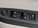 格納式リモコンドアミラーと、パワーウィンドウマスタースイッチです。車内の換気も運転席から簡単に行えます。