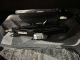 車載工具のジャッキ(車体を持ち上げる工具)とクリップレンチ(タイヤのナットを緩める、絞める工具)です。