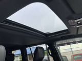 チルト&スライド電動ムーンルーフ(挟み込み防止機能付)。 室内に開放感をもたらすムーンルーフ。 スイッチ操作で簡単に開閉。 室内に爽やかな風と光を採り込めます。