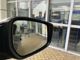 ◆後側方車両検知警報◆車両後部の左右に設置したレーダーにより死角になりやすい後側方の車両を検知!ディスプレイ表示と、ドアミラー鏡面のインジケーターと音によりドライバーへ注意を喚起します!