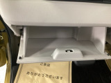 【グローブボックス】助手席の前にあるグローブボックスです。小物の収納に便利です。