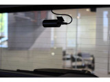 社外ドライブレコーダー搭載です。万が一の事故やあおり運転などの被害を受けた際に、記録として見返すことができます。