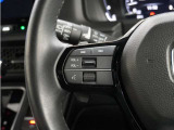 ハンドルにオーディオ操作用スイッチを備え、手を放さずに操作可能。安全性と利便性を両立しています。