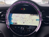 デイライトリングの丸い形は、よりMINIらしさを強調してくれます。LEDヘッドライトで夜も安心して運転できます。