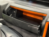 小物が収納できる運転席側インパネアンダーボックス。 ボックス内にはUSBソケットが一口。