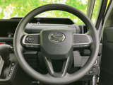 握りやすいステアリングホイールは、長距離運転でも疲れにくい設計。操作系の配置も工夫されており、快適なドライビングをサポートします。