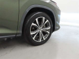 装着タイヤサイズは、235/55R20です。純正アルミホイールを装着しております。