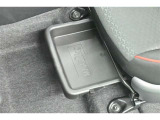 助手席に足元トレイ付きで靴や車検証ブックなどもスッキリ収納できます!