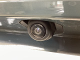 車の後方に小型カメラが付いておりバックする際の後方の様子をモニター上に表示します。