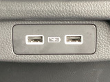 後席にはUSBチャージャーを装備しており、スマートフォンやタブレットの充電が可能です。長距離移動でも後席の方が快適に過ごせます。
