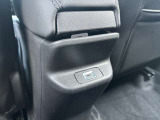 後部座席のUSBポートです、充電などにご利用ください。