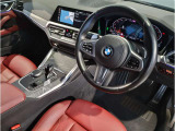 【ハンドル】ドライバーとBMW車の一体感がダイレクトに伝わるステアリングホイール。形状・太さへの拘りに加えて、操作性を高める為にスイッチ類も配置。クイックかつ安定のドライビングを体感下さい!