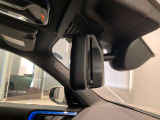 BMWではルームミラーの裏側にETCの車載器が内蔵されており、別途で車載器の購入必要なしで非常にスマート。皆様が驚かれるポイントのでもあります