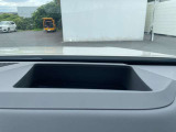ヘッドアップディスプレイ。ドライバーが視線を逸らすことなく運転に必要な情報を得られます。