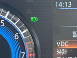 対向車や周囲の状況を判断してハイビーム/ロービームを自動で切り替えます。積極的にハイビームを使い、夜間でも安心して走行できます。