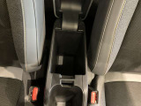 アームレスト付きのセンターコンソールボックスが装備されておりますので、長距離移動の際も便利にお使いいただけます。