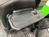 飲み物や食べ物を気軽に置ける格納式シートバックテーブルを、運転席と助手席の背もたれにご用意。車中泊も快適です!