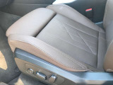 【コックピットシート】BMW車の主役席。車体中央にくる様に配置し車両重心とが一致する事でドライバーと車との一体感あるドライビングを実現。人間工学に基づき形成した形状が長時間のドライブ疲労も軽減します!