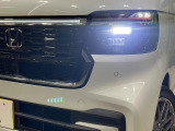 【LEDヘッドライト】悪天候や夜間走行時も良好な視界を確保し安心して運転できる高輝度LEDヘッドライトを装備!点灯速度が早く、消費電力も抑えられています。