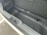 トランク下はかなり深く物入れが