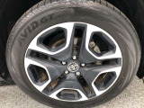 【純正アルミホイール】です!車両デザインに合わせてホイールをデザインしているため、見た目にもカッコイイアルミホイール♪洗車もラクチンで錆びません。