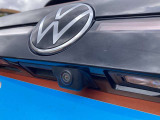 バックカメラはリアハッチのVWエンブレムの下に配置されています