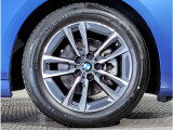 BMWの純正アロイホイールは軽量かつ強度にも優れているホイールで走行性能を引き上げる設計になっております。足元にもBMWは妥協がなくこだわっている個所になります。