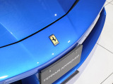 外装色にはスペシャルカラーの「Blu Corsa」を採用。鮮やかなブルーが、太陽の光を浴びて美しく輝きます。