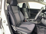 シックな色使いの運転席周りですね。すっきりとしたデザインで上品な色使いです。居心地の良い運転席、長く座ってられるリラックスできるデザインがいいですね。