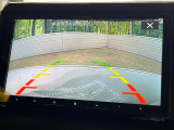 【バックカメラ】駐車時に後方がリアルタイム映像で確認できます。大型商業施設や立体駐車場での駐車時や、夜間のバック時に大活躍!運転スキルに関わらず、今や必須となった装備のひとつです!