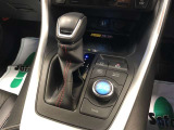 ドライブモードセレクトで、状況に応じて走行モードを選択できます。EV/HVモードを自由に切り替えたり、自動制御モードへの切り替えも可能です。
