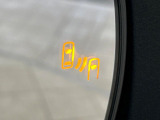 【ブラインドスポットモニター】走行中、ドアミラーの死角になりやすい箇所に後続車が接近するとサイドミラー付近に警告を表示、ドライバーに注意喚起をしてくれます。
