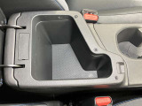 アームレストの中にもたっぷり収納!運転席周りをすっきり保てます!